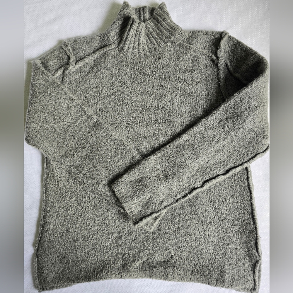 RD Style Gray Sweater Sz. MEDIUM